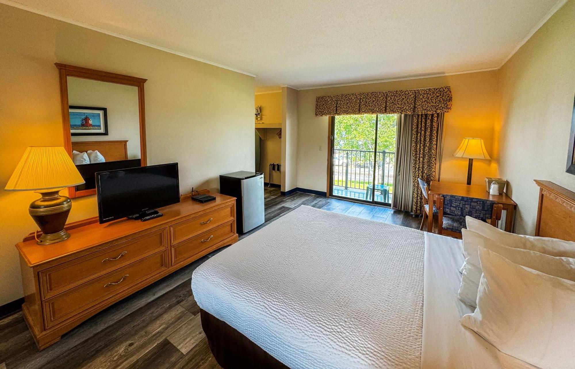 Days Inn By Wyndham Mackinaw City - Lakeview Buitenkant foto