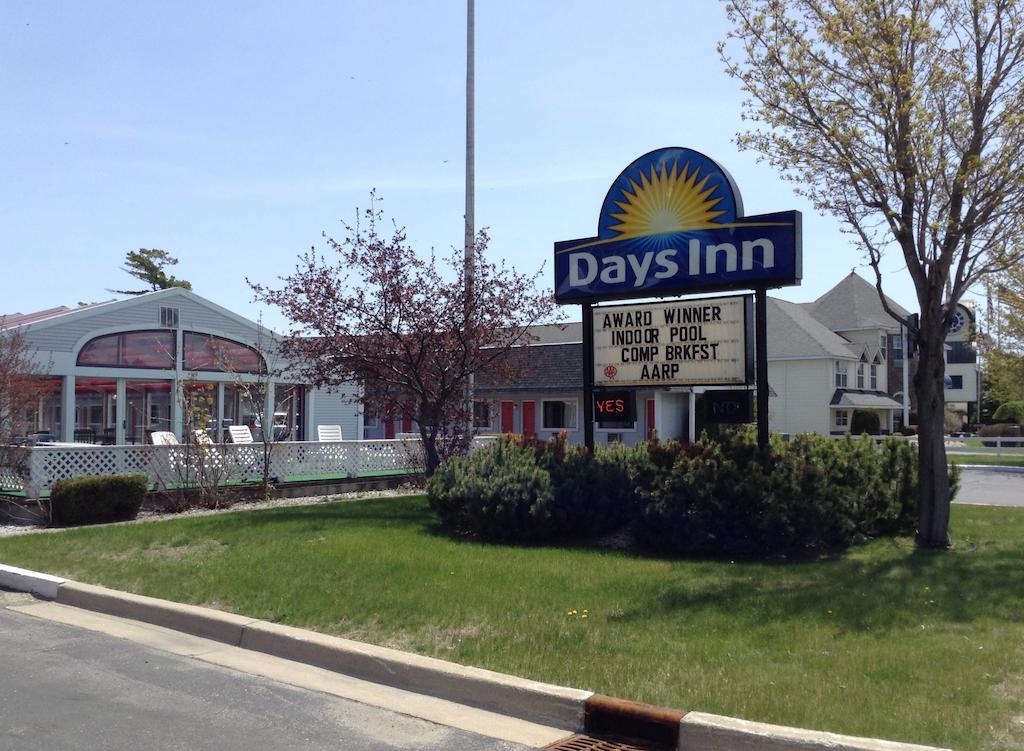 Days Inn By Wyndham Mackinaw City - Lakeview Buitenkant foto