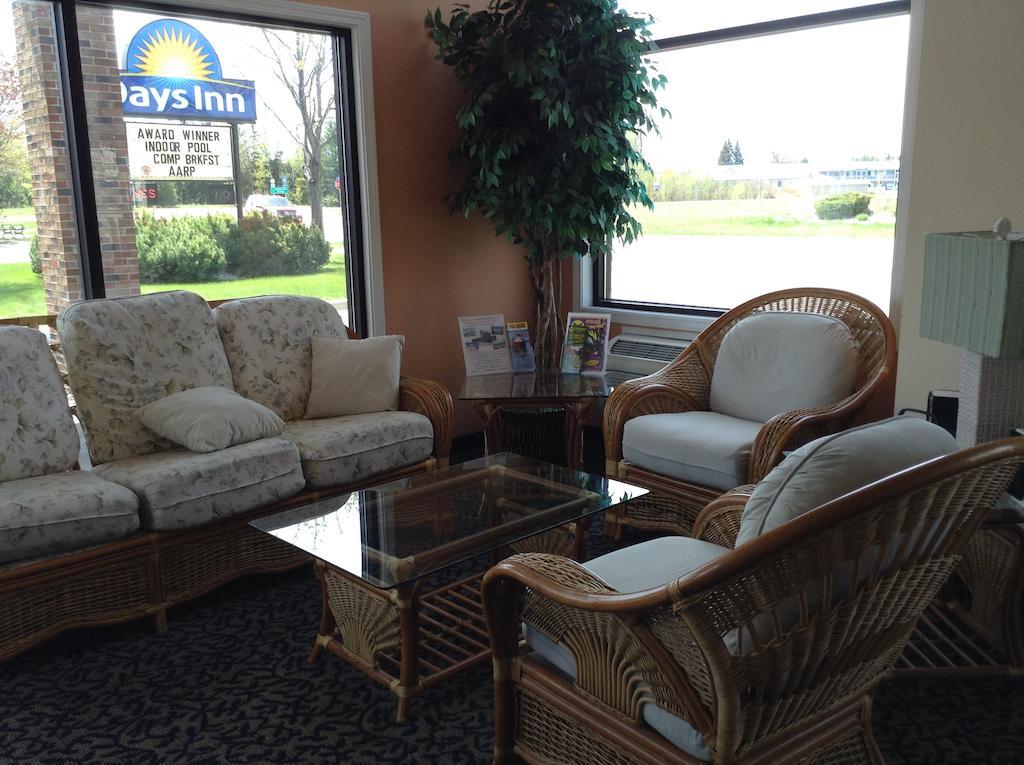 Days Inn By Wyndham Mackinaw City - Lakeview Buitenkant foto